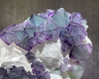 Seltene Fundstelle - Oktaedrischer Fluorit auf Matrix aus der De'an Mine, China