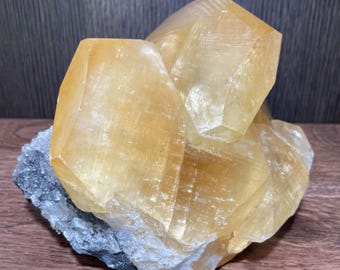 クォーツと共生する大きな黄金色の方解石結晶 - Etsy 日本