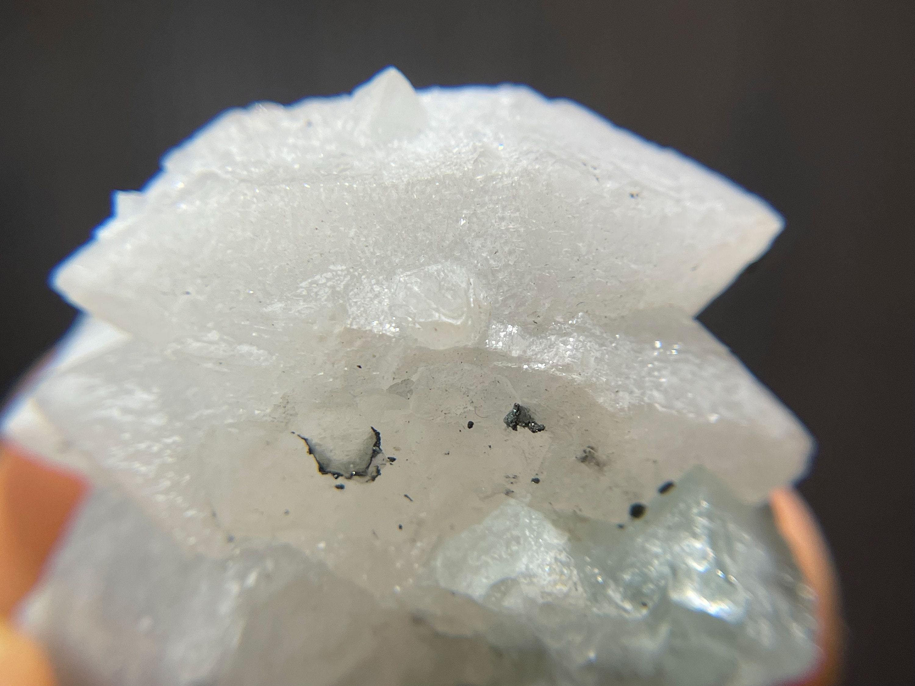 モロッコ産、ライトグリーンの立方蛍石、両端に石英と黄鉄鉱入り - 旧