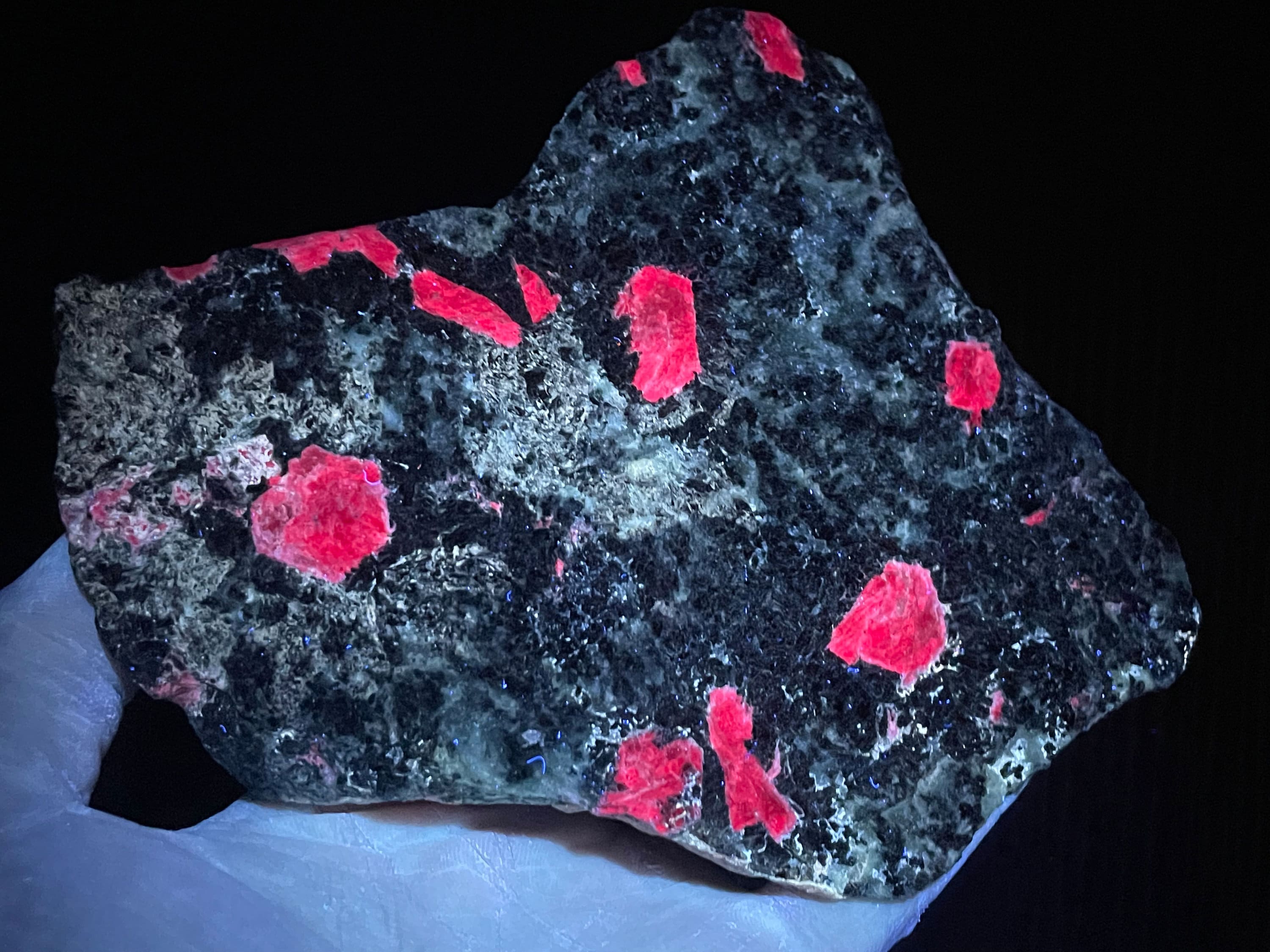 アフリカ産のクロムゾイサイト中の蛍光コランダム（ルビー） - 旧