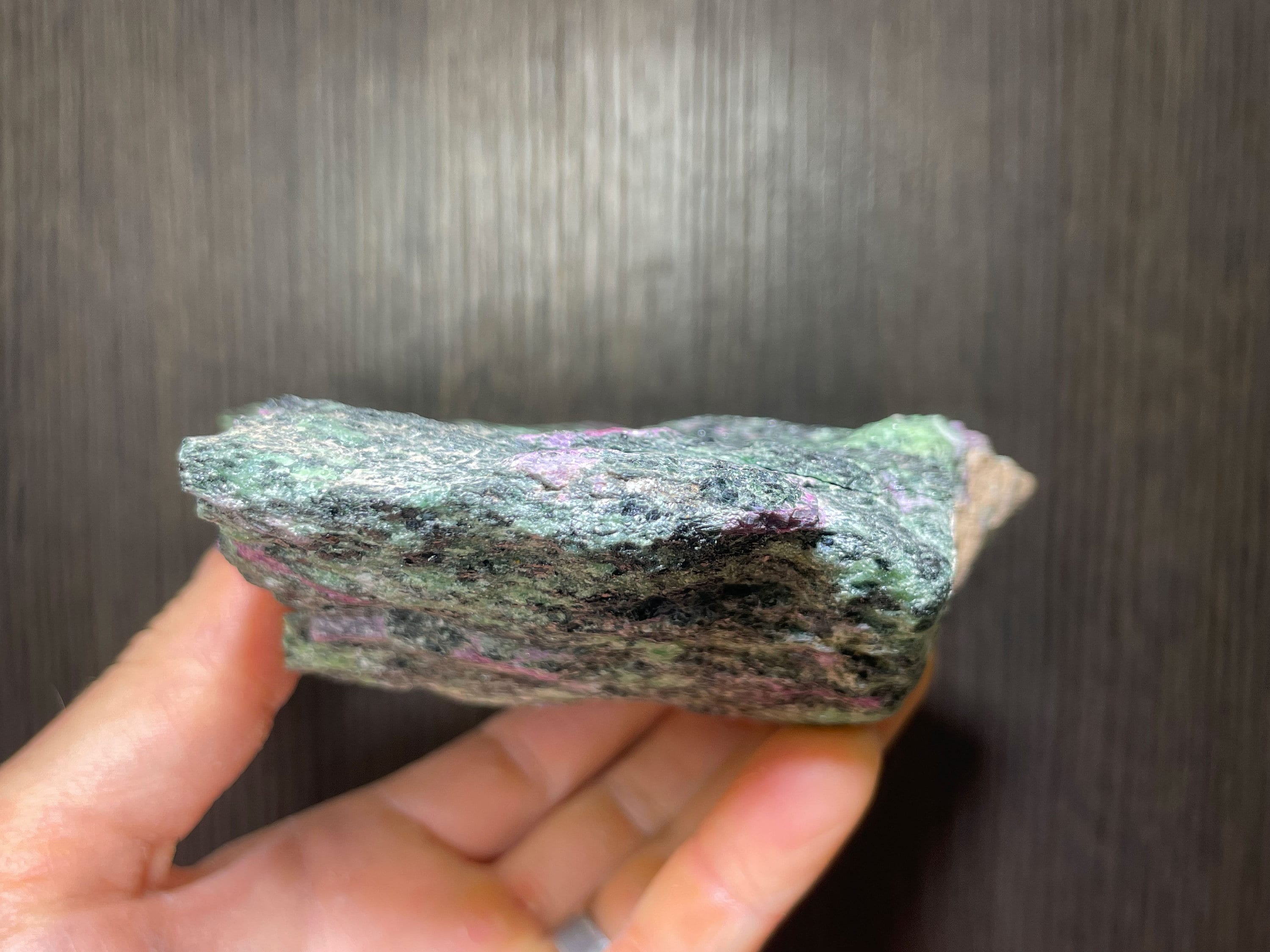 アフリカ産のクロムゾイサイト中の蛍光コランダム（ルビー） - 旧