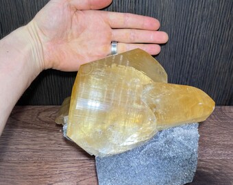 クォーツと共生する大きな黄金色の方解石結晶 - Etsy 日本