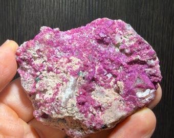 ピンク/紫色のコバルト含有方解石結晶とコルウェザイト - コンゴ民主共和国産のコバルト含有方解石