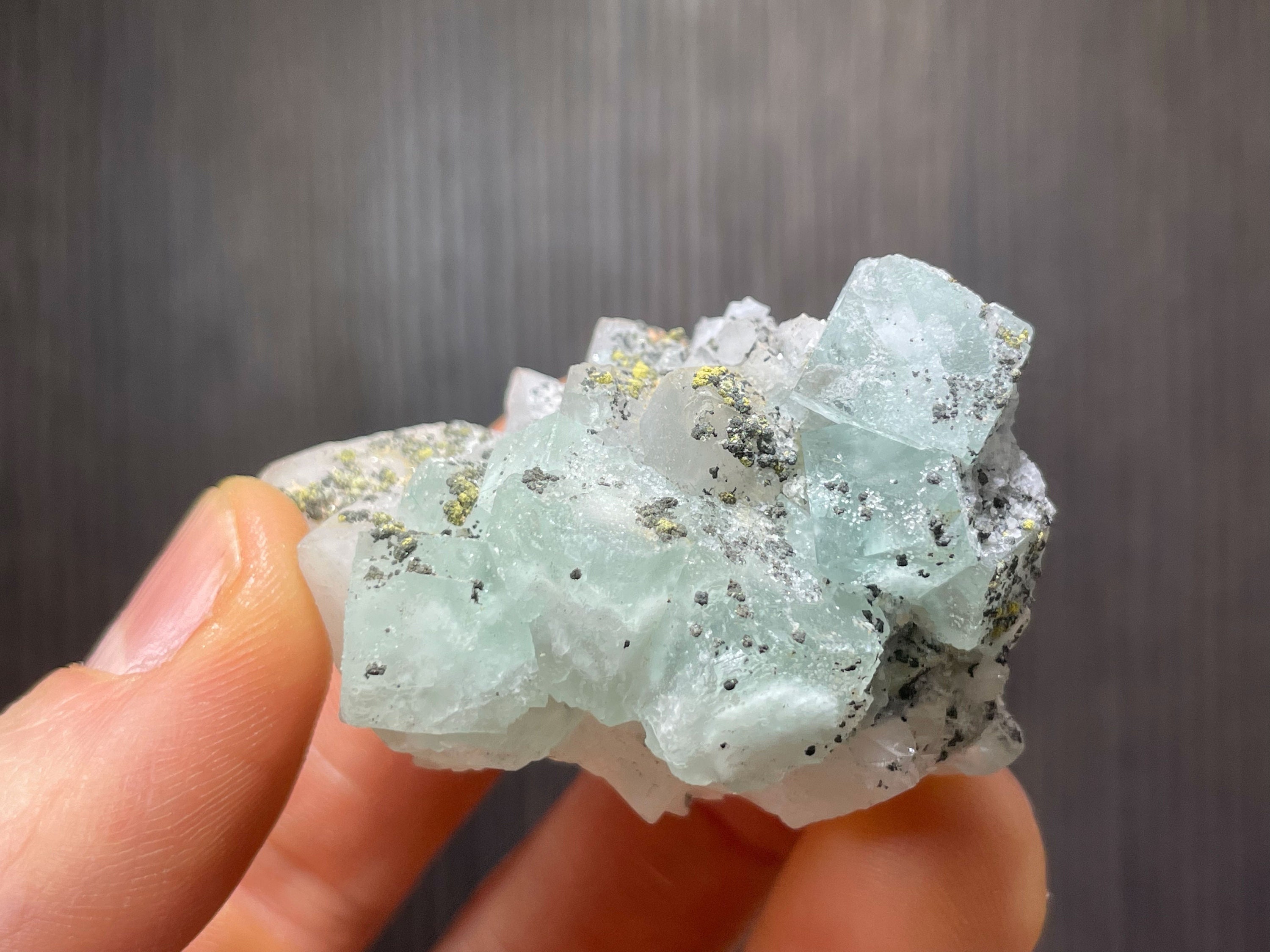 緑色の石英に蛍石 モロッコ産、ライトグリーンの立方蛍石、両端に石英と黄鉄鉱入り - 旧