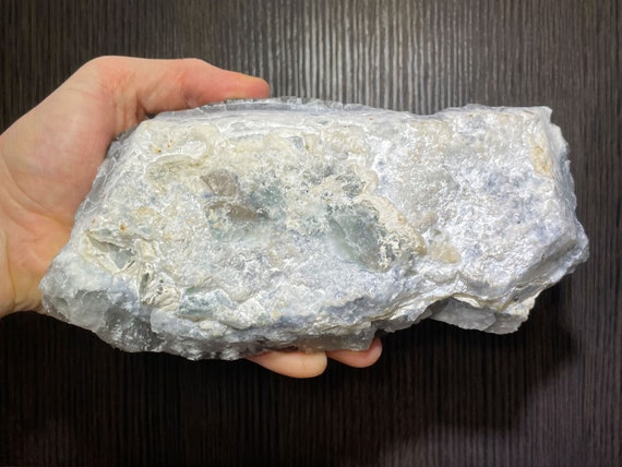 中国産の光沢のある立方晶系黄鉄鉱結晶を持つ珍しいブドウ状蛍石 