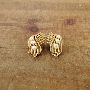 Vintage LISNER Gold Tone Faux Pearl Clip-on Earrings