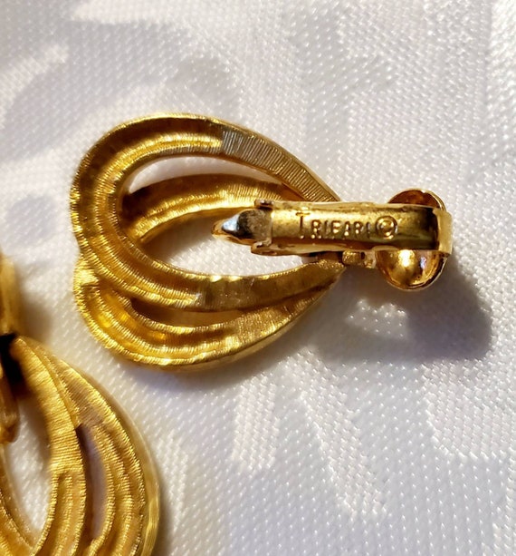 Vintage Trifari Gold Tone Dangle Clip-on Earrings - image 6