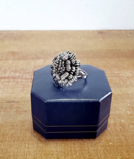 Gorgeous Silver Tone Flower Statement Fashion Ring