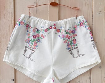 In giardino - graziosi pantaloncini di cotone ricamati perfetti per raccogliere fiori in