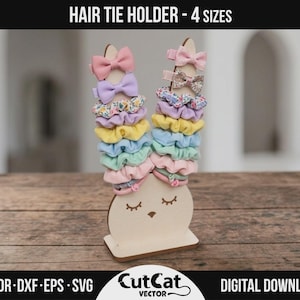 Puede incluir: Un soporte de madera para coleteros con forma de conejito, con coleteros y lazos apilados en colores pastel. El texto "HAIR TIE HOLDER - 4 SIZES" está en la parte superior. La parte inferior muestra "AI-CDR-DXF-EPS-SVG" y "DIGITAL DOWNLOAD".