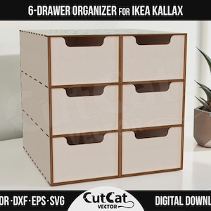 Puede incluir: Un organizador de madera de color claro con 6 cajones diseñado para una unidad IKEA Kallax. La unidad de almacenamiento cuenta con seis cajones rectangulares con tiradores recortados, juntas visibles en los laterales y un diseño liso.