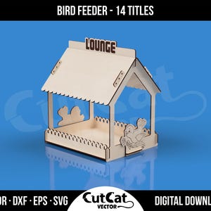 Könnte beinhalten: Ein hölzerner Vogelhäuschen mit einem Dach und einer Vogelsilhouette auf der Vorderseite. Der Futterspender hat ein Schild mit der Aufschrift "LOUNGE" auf der Vorderseite. Der Futterspender ist zum Ausschneiden und Zusammenbauen gedacht.