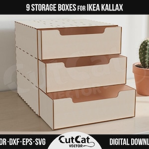 Puede incluir: Tres cajas de almacenamiento apiladas, diseñadas para IKEA Kallax. Son de color crema con interiores marrones y asas recortadas. Un pequeño cactus en maceta de terracota está al lado. El texto "9 STORAGE BOXES FOR IKEA KALLAX" está en la parte superior.