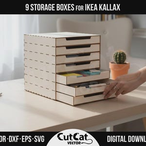 Op de afbeelding: Een lichtgekleurde houten opbergeenheid met zes horizontale lades, voorzien van een modulair ontwerp met zichtbare inkepingen in de zijpanelen. De tekst 9 STORAGE BOXES FOR IKEA KALLAX en AI CDR DXF EPS SVG DIGITAL DOWNLOAD is weergegeven.