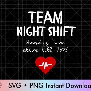 Peut inclure: Fond noir quadrillé avec le texte blanc "TEAM NIGHT SHIFT" et la phrase "Keeping 'em alive till 7:05". Un cœur rouge avec une ligne de battement de cœur blanche est en dessous. L'image comprend également "SVG • PNG Instant Download".
