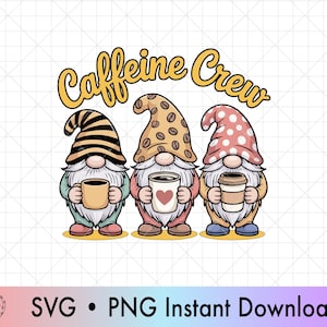 Puede incluir: Gráfico digital de tres gnomos sosteniendo tazas de café. Los gnomos llevan sombreros con rayas, granos de café y lunares. El texto "Caffeine Crew" está arriba en amarillo. Sobre un fondo blanco.