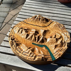 Trois sœurs, Canmore, Alberta | Planche de cribbage ronde topographique 3D | Fabriqué sur commande | Rangement pour chevilles inclus |