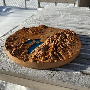 Choisissez votre région | Planche de cribbage ronde topographique 3D personnalisable | Commande personnalisée | Rangement pour chevilles inclus |