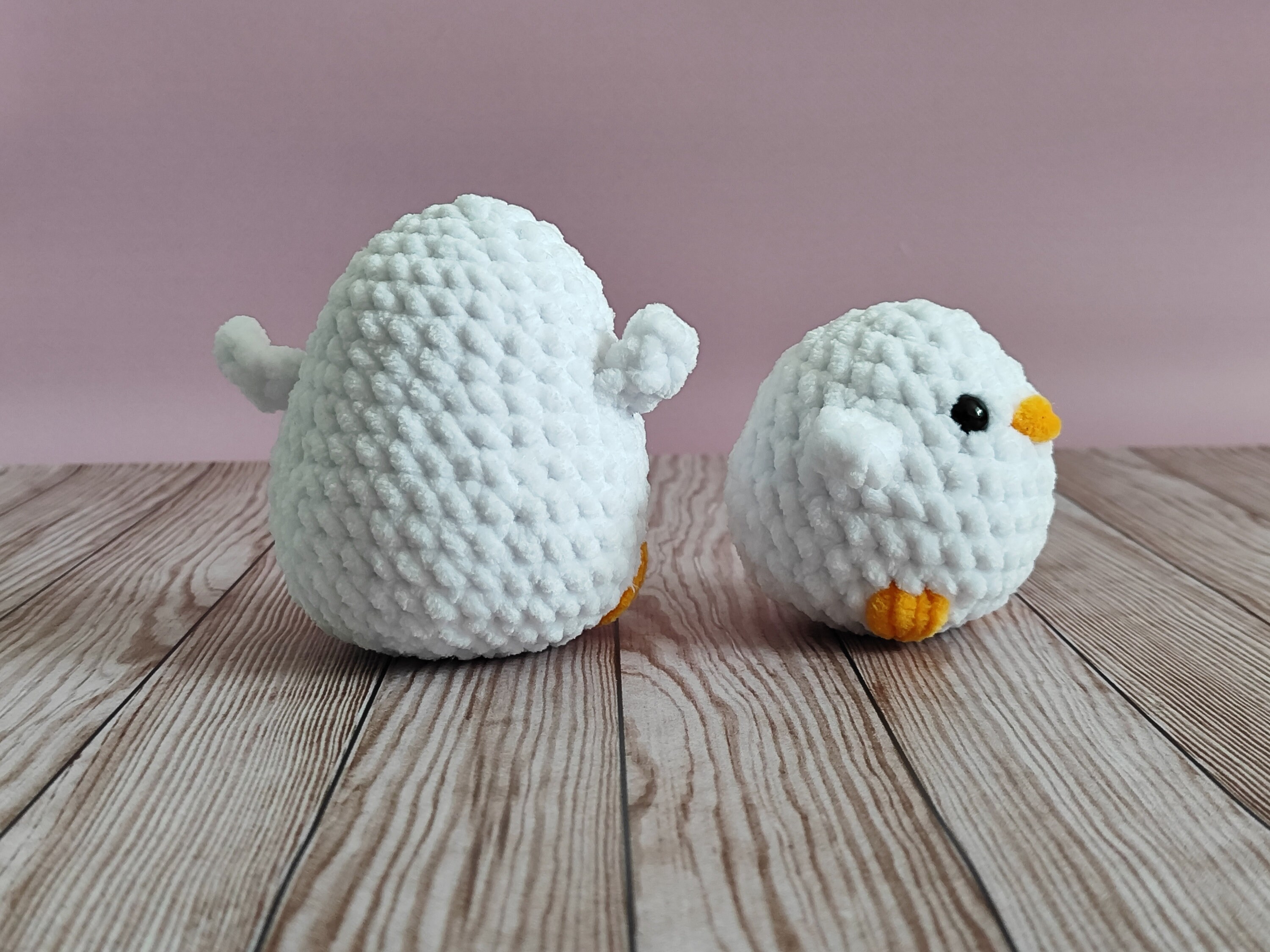 小さなぬいぐるみのアヒル、かわいい編みぐるみの白いアヒルの子