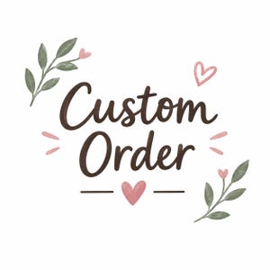 Puede incluir: Un diseño gráfico con el texto marrón oscuro Custom Order en letra cursiva. El diseño está decorado con dos ramas verdes con hojas, varios corazones pequeños de color rosa y rayas rosas cortas dispuestas alrededor del texto.