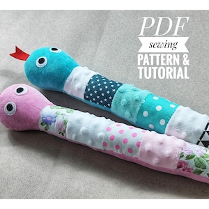 Könnte beinhalten: Zwei Plüsch-Schlangenspielzeuge, eines rosa und eines türkis, mit verschiedenen Stoffsegmenten mit Muster. Jedes hat eine rote Zunge und große, runde Augen. Der Text "PDF sewing PATTERN & TUTORIAL" ist enthalten.