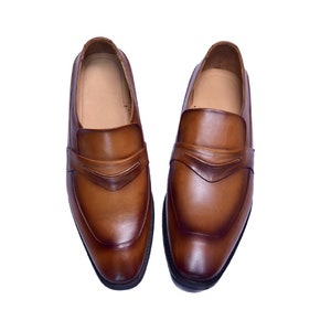 Handgemaakte leren loaferschoenen voor heren: bruine en zwarte geklede schoenen afbeelding 1