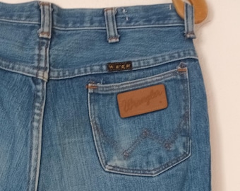 Vaqueros acampanados Wrangler vintage: desgastados, lavado medio, estilo años 70