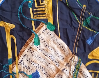 Pañuelo de seda con estampado de instrumentos musicales vintage: violín y trompeta