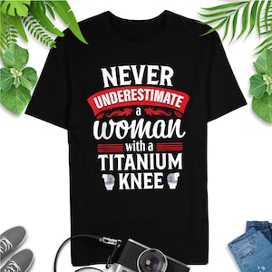 Rolig titan knäprotes-T-shirt: Kvinna kirurgi återhämtning gåva