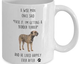 Puede incluir: Taza de café de cerámica blanca con una ilustración de un Border Terrier marrón y el texto "Un hombre sabio dijo una vez "A la mierda, me voy a comprar un Border Terrier" y vivió feliz para siempre".