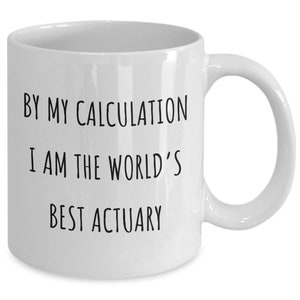 Może przedstawiać: Biały ceramiczny kubek do kawy z czarnym tekstem, który brzmi: "Według moich obliczeń jestem najlepszym aktuariuszem na świecie."