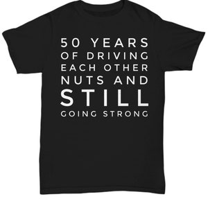 Może przedstawiać: Czarny T-shirt z białym tekstem, kt&oacute;ry brzmi: "50 lat jazdy na siebie nawzajem i nadal silni".