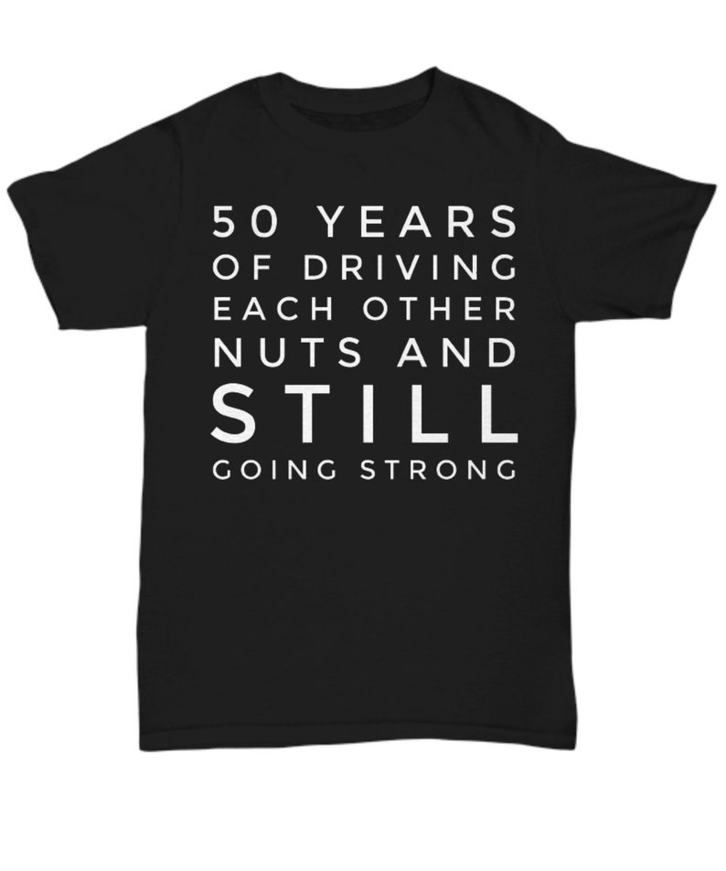 Może przedstawiać: Czarny T-shirt z białym tekstem, kt&oacute;ry brzmi: "50 lat jazdy na siebie nawzajem i nadal silni".