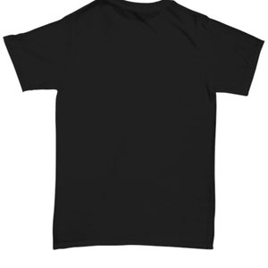 Może przedstawiać: Czarny T-shirt z kr&oacute;tkim rękawem.