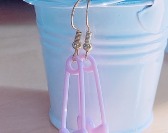 Pendientes con imperdible en tonos pastel