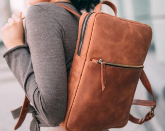 Rucksack für 13 Zoll Laptop. Personalisierter Lederrucksack, der alle Ihre Notwendigkeiten passt. Perfekt als Büro- und Alltagstasche.