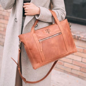 Borsa in pelle per iPad con un ampio scomparto interno in cui riporre facilmente un computer portatile o un iPad, oltre a una cartella con i documenti.