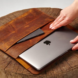 Custodia in pelle per Macbook, borsa per laptop personalizzata, custodia in pelle per laptop incisa, custodia per Macbook, borsa per laptop, borsa per laptop da donna, custodia per laptop con maniglia