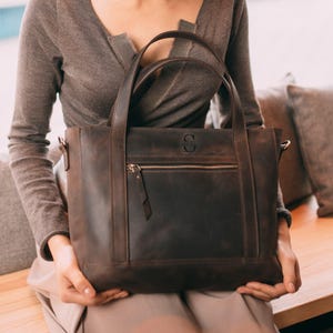 Sac pour ordinateur portable en cuir, spacieux avec bandoulière, convient à un MacBook 15 pouces, parfait pour le travail ou le bureau