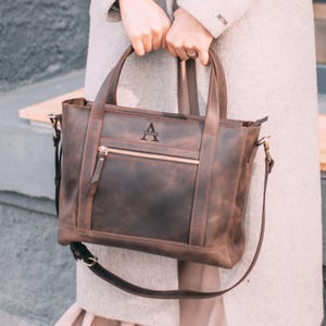 Große handgefertigte Ledertasche für Laptops bis 15 Zoll. In verschiedenen Farben erhältlich. Reißverschluss oben zur besseren Sicherheit. Fach für Dokumente