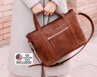 Leather bag with a large compartment that can easily fit a laptop up to 15 ', as well as a folder with documents.