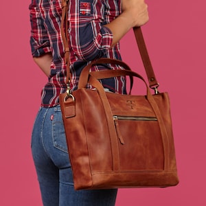 Sacoche pour ordinateur portable en cuir pour un usage quotidien. Cadeau personnalisé parfait pour les femmes. Convient à un ordinateur portable jusqu'à 15 pouces. Sac fait main pour femme pour toutes les occasions