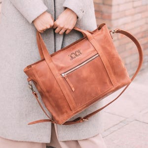 Borsa in pelle con un ampio scomparto in cui può stare comodamente un computer portatile fino a 15', oltre a una cartella con i documenti.