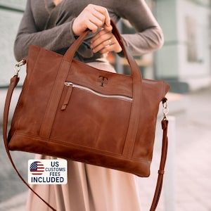 Laptop bag with a large internal compartment that can easily fit a laptop up to 15 ', as well as a folder with documents