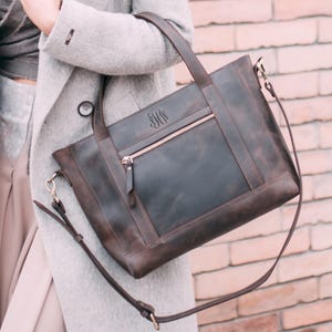 Leder Umhängetasche fürs Büro. Passend für einen Laptop bis 15 Zoll. Handgemachte Vintage Tasche für Frauen für alle Anlässe, perfekt als Geschenk.