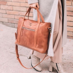 Ledertasche für die Arbeit. In verschiedenen Farben erhältlich. Reißverschluss oben zur besseren Sicherheit. Zusätzliches Fach für Dokumente.