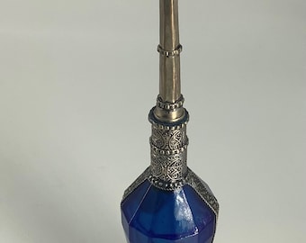 Maroc/Parfumflacons / Parfümflacons / Duftspender L leuchtend blau aus mundgeblasenem Buntglas mit versilberter Kupferornamentik