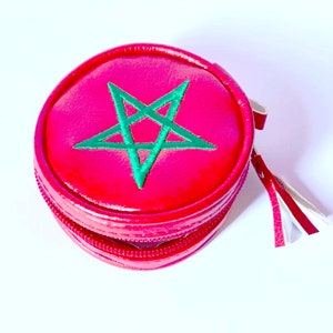 O pequeno porta-moedas feito à mão é feito de imitação de couro e apresenta a bandeira do MARROCOS, bolsa para dinheiro e carteira para homens e mulheres