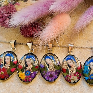 Medalla de resina con flores prensadas reales de Nuestra Señora de Guadalupe, collar con colgante de flores secas en bisel de plata maciza, joyería religiosa, regalo católico