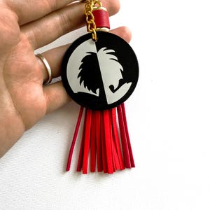 Llavero de Cruella de Vil con parte trasera acrílica pintada a mano / Llavero inspirado en villanos